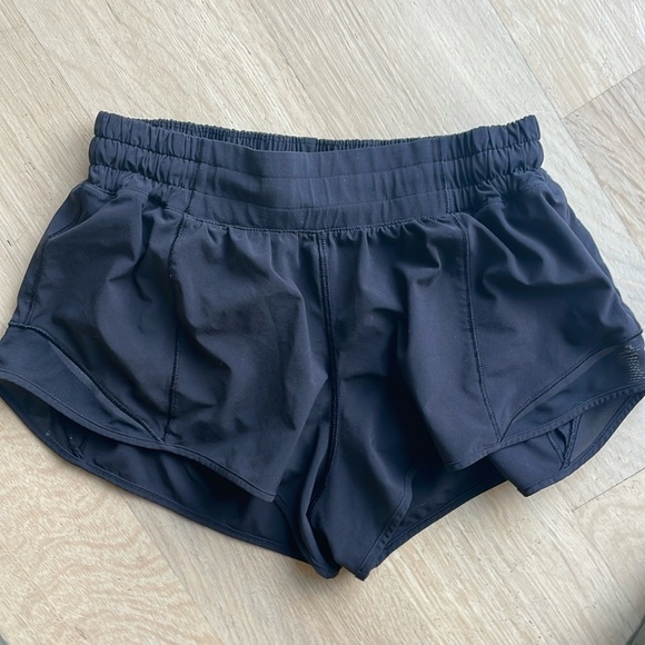 Lululemon hotty hot 2.5” short. Black. Size 6. - Picture 1 of 4